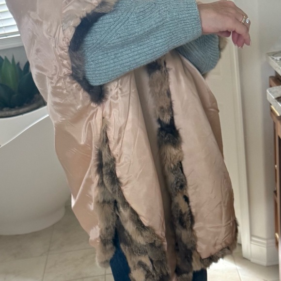 Luxurious Fur Cape in Brown Tones - Picture 14 of 14